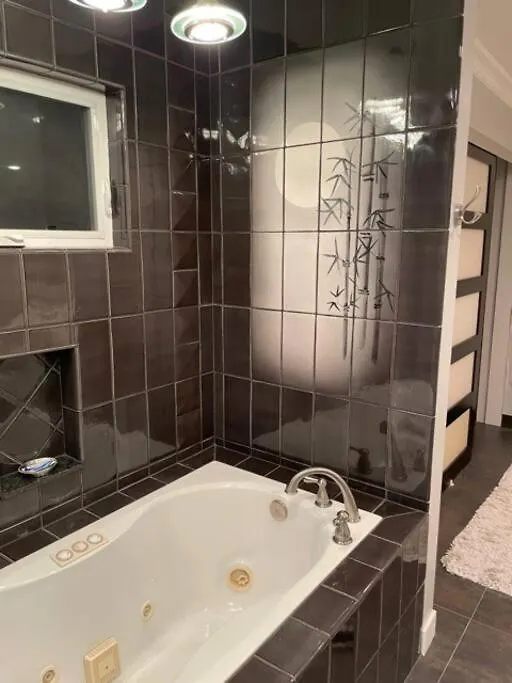 Elegant With Spectacular View & Steps To So Much. Apartment Long Beach